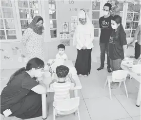  ?? — Gambar Muhammad Rais Sanusi ?? PANTAU: Fatimah melihat sendiri pematuhan SOP di sebuah taska swasta yang dibenarkan beroperasi dalam Zon Merah (daerah Kuching).