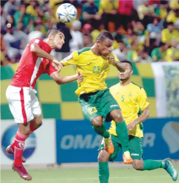  ?? — Mohammed Mahjoub ?? Seeb and Dhofar players fight for the ball at the Seeb Stadium.