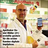  ??  ?? Apotheker Daniel Müller (41) erstellte gestern für die ersten Kunden digitale Impfpässe.