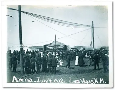  ?? NEW MEXICAN PHOTO ARCHIVES ?? An image taken outside the arena in Las Vegas, N.M., where heavyweigh­ts ‘Fireman’ Jim Flynn and Jack Johnson fought in 1912.