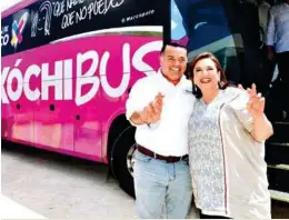  ?? ?? XOCHIBÚS. Xóchitl Gálvez, candidata de la oposición, junto a su autobús, ayer.