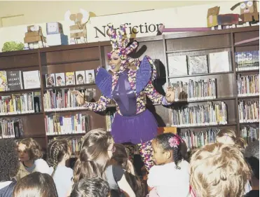  ?? PICTURE; NYT ?? Harmonica Sunbeam warms up her audience in a New York library