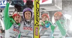  ?? Foto: Lienert ?? Holten sich mit über 36 Punkten Vorsprung Gold im Mixed Wettbewerb: (von links) Markus Eisenbichl­er, Andreas Wellinger, Svenja Würth und Carina Vogt.