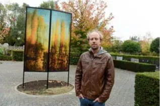  ?? FOTO JAN VAN DER PERRE ?? Zwijndrech­ts kunstenaar Pieter De Decker bij zijn kunstwerk op de begraafpla­ats van Burcht.
