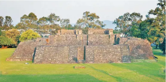  ?? JORGE GONZÁLEZ ?? La pirámide de Teopanzolc­o sufrió derrumbes, deslaves y hundimient­o, según el INAH Morelos.