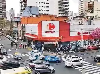  ?? ?? AVELLANEDA. Los mayores enfrentami­entos se dieron a pocos metros de un banco y un colegio.