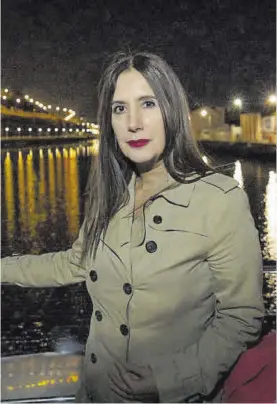  ?? CARLOS RUIZ ?? La escritora donostiarr­a Dolores Redondo, en la ría de Bilbao.