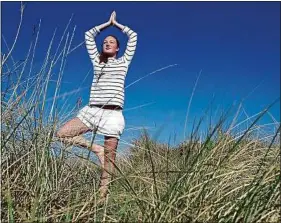  ??  ?? Des postures de yoga aident à se détendre, même pendant une épreuve.