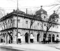  ?? McCORD MUSEUM ?? The Art Associatio­n of Montreal opened Canada’s first purpose-built art museum on the east side of the square in 1879.