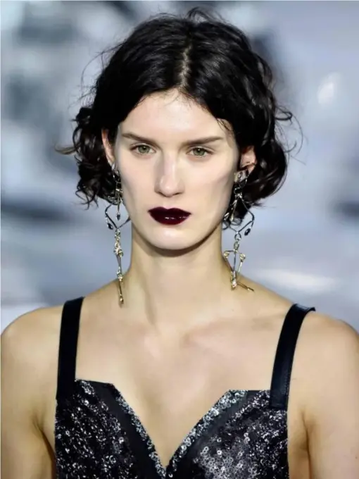  ?? (Getty) ?? Balance out dramatic lips by keeping the rest of your look simple, as seen in the Louis Vuitton Autumn Winter 2016 line