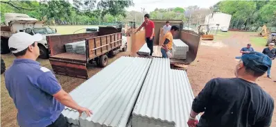  ??  ?? Funcionari­os de la Gobernació­n esteña y de la Secretaría de Emergencia Nacional acercaron los materiales a las personas que fueron afectadas por el temporal ocurrido entre el viernes y ayer.