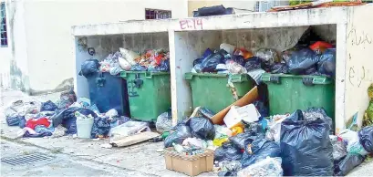  ??  ?? • Los residuos sólidos que no son recolectad­os causan una mala imagen de la ciudad.
