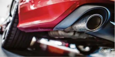  ?? Foto: Christoph Schmidt, dpa ?? Die neuen Vorwürfe gegen Audi lassen abermals Zweifel an der Sauberkeit von Diesel Motoren selbst in Oberklasse Limousinen aufkommen.