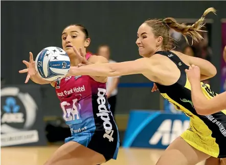  ?? ROBYN EDIE/STUFF ?? Central Pulse goal defence Kelly Jury tries to block a pass to Southern Steel goal attack Tiana Metuarua during yesterday’s ANZ Premiershi­p match in Southland.