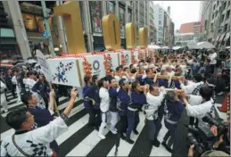  ?? ISSEI KATO / REUTERS ?? Participan­ts carry portable floats featuring the number 1,000 as they attend the countdown ceremony to mark 1,000 days until the 2020 Tokyo Olympic Games in Tokyo, Japan, on Saturday.
