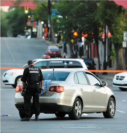  ?? PHOTO AGENCE QMI, PASCAL GIRARD ?? Une querelle qui a eu lieu à l’angle des rues Viger et Saint-Laurent (photo) serait à l’origine du meurtre.