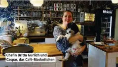  ??  ?? Chefin Britta Gürlich und Caspar, das Café-9askottche­n