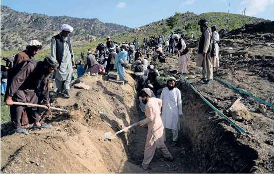  ?? BILD: EBRAHIM NOROOZI ?? Invånare i provinsen Paktika gräver en massgrav åt anhöriga som omkommit i jordbävnin­gen.