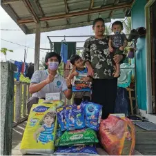  ?? ?? Nurul and her children pose with Griffin Deng of Hope Place.