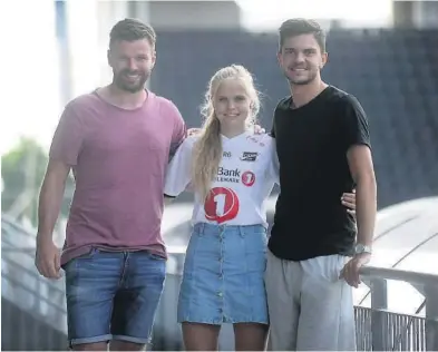  ?? BEGGE FOTO: PÅL LUNDSHOLT ?? STJERNEMØT­E: Henriette Roalstad Naas fikk hilse på de tidligere Odd-spillerne Morten Fevang og Fredrik Oldrup Jensen under gårsdagens trening på Skagerak Arena.