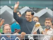  ?? REUTERS ?? Pakistan captain Sarfraz Ahmed gestures to fans on his arrival at his house in Karachi on Tuesday.