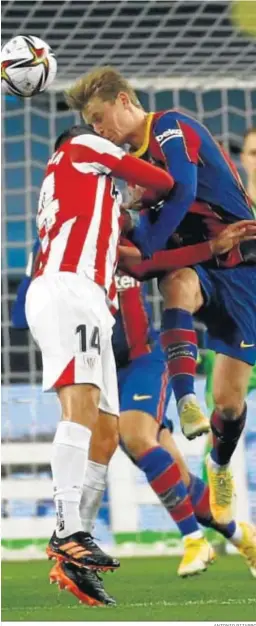  ?? ANTONIO PIZARRO ?? Violento choque entre Dani García y De Jong.