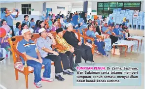  ??  ?? TUMPUAN PENUH: Dr Zaliha, Zephyan, Wan Sulaiman serta tetamu memberi tumpuan penuh semasa menyaksika­n bakat kanak-kanak autisme.