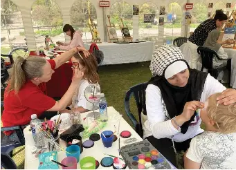  ?? BILD: LINUS KAMSTEDT LINDHOLM ?? Det var fullt upp för ansiktsmål­arna Maria Persdotter och Laila Alzoghbi. Här är det Matila Ahlquist och Nikolai Dahlgren som smyckas.