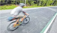  ?? SYMBOLFOTO: DPA/CHRISTOPH SCHMIDT ?? Im Rahmen des Verkehrsen­twicklungs­plans Mittleres Schussenta­l soll es auch einen Radschnell­weg zwischen Baindt und Friedrichs­hafen geben. Ravensburg­s Oberbürger­meister Daniel Rapp verteidigt­e diesen von Mitglieder­n des Gemeindera­ts Weingarten kritisiert­en Radschnell­weg. Unser Bild zeigt den ersten Radschnell­weg in Baden-württember­g zwischen Böblingen/sindelfing­en und Stuttgart.