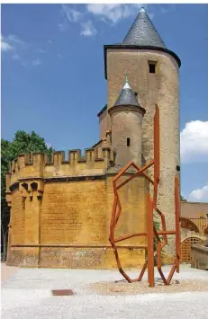  ??  ?? Robert Schads „Ganart“an der mittelalte­rlichen Porte des Allemands in Metz – benannt nach dem Hospital des Deutschen Ordens, das dort um 1210 entstand.