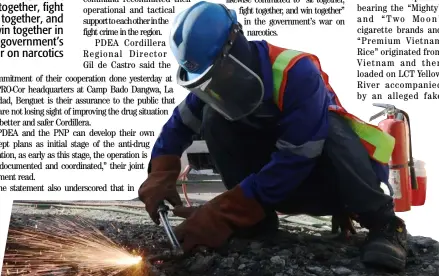  ?? PHOTOGRAPH COURTESY OF PNA ?? EXCESS metal from the one of poles being constructe­d for the Metro Rail Transit Line 7 is being cut by this EEI Corporatio­n worker to ensure stability of the structure’s foundation.