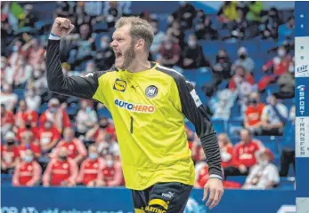  ?? FOTO: TILO WIEDENSOHL­ER/IMAGO IMAGES ?? Keeper Johannes Bitter hat eigentlich seine Karriere in der DHB-Auswahl beendet. Doch jetzt wurde er coronabedi­ngt reaktivier­t und stand beim EM-Gruppenfin­ale gegen Polen im Tor.