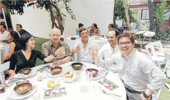  ?? FOTO: MARIO TELLEZ ?? El PC celebró ayer el nuevo año con su tradiciona­l caldillo de congrio.