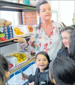  ?? PICTURE / PETER DE GRAAF ?? Shelby Hori-Broomfield, with deputy Mayor Tania McInnes, cutting the ribbon to open the paataka kai at Kaikohe Library.