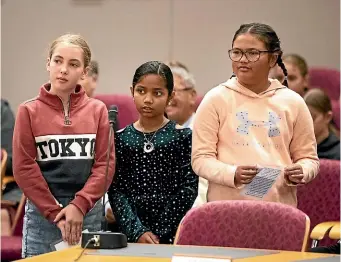  ?? ANDY JACKSON/STUFF ?? Central School pupils Scarlett Marshall, Isabel Shinoj and Alexia Walker, all aged 10, spoke at yesterday’s meeting.