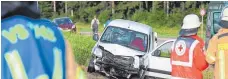  ?? FOTO: EICH ?? Schwer verletzt wurde der Fahrer des Wagens, der zwischen Villingen und Pfaffenwei­ler von der Straße abkam.