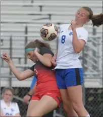  ?? KEN SWART — FOR MEDIANEWS GROUP ?? Ortonville Brandon’s Eleonor Cox (8) battles for the ball with Holly’s Gabrielle Sornson during the Flint Metro League match played on Wednesday at Holly High School. Cox had the Blackhawks’ second goal as they defeated the Bronchos 3-0.