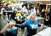  ?? SANDY HUFFAKER/FOR THE WASHINGTON POST ?? Karen Sherman of Yes California leads a secessioni­st meeting at the Hole in the Wall bar in San Diego.