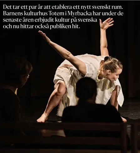  ??  ?? ORDLöS KONSTUPPLE­VELSE. Riikka Siiralas dansförest­ällning Babysauna dyker ned i den finska bastukultu­ren