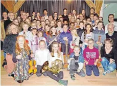  ?? FOTO: ANJA LÄNDLE ?? Die Preisträge­r der Musikschul­e, die beim Regionalwe­ttbewerb Jugend musiziert teilgenomm­en haben, mit ihren Lehrern.