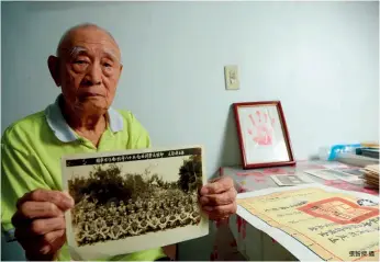  ?? 張智傑攝 ?? 胡定遠70多年前被抓­去充軍抗日，從此與親人失散，幸而最終團聚。