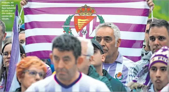 ?? R. GARCÍA / EFE ?? Protesta. Aficionado­s del Real Valladolid en una marcha contra el cambio del escudo.