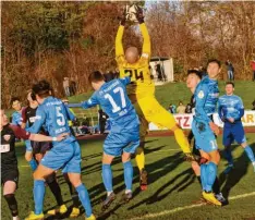  ?? Foto: Roland Furthmair ?? Bei den wenigen Szenen im Strafraum des TSV Buchbach packte Torhüter Andre Esch entschloss­en zu.