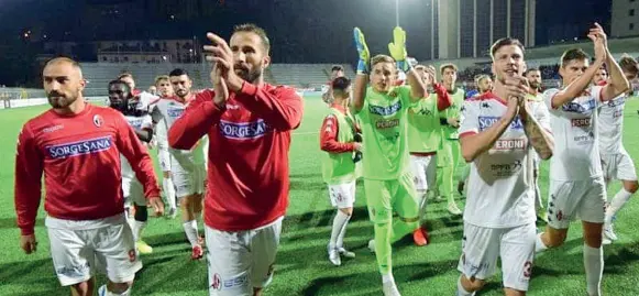  ??  ?? Sotto la curva I giocatori del Bari al termine della vittoriosa gara disputata a Bisceglie Sono stati tre punti pesanti