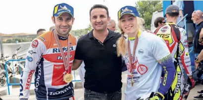  ??  ?? La Nucia Mayor Bernabé Cano with Trial GP World champions Toni Bou and Emma Bristow