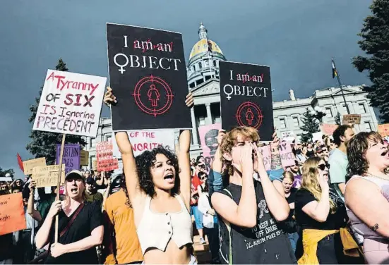  ?? MicHael Ciaglo / AFP ?? Manifestan­tes contra la sentencia del Supremo que terminó con el derecho al aborto, en Denver, Colorado