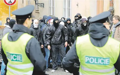  ?? Foto: František Vlček, MAFRA ?? Střet dvou křídel V Thunovské ulici policisté bránili střetu dvou táborů s protichůdn­ými názory. Právě tento zákrok se však stal jedním z terčů kritiky. Na internetu se objevilo video, které obviňovalo policii, že celý konflikt zinscenova­la pro média....