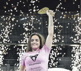  ?? // PREMIER PADEL ?? Paula Josemaría celebra el título de Doha este año