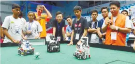  ?? SUNSTAR FOTO / ALAN CUIZON ?? TECHIES. High school students from different parts of the world participat­e in the robotics olympiad with the theme “Food Matters.”