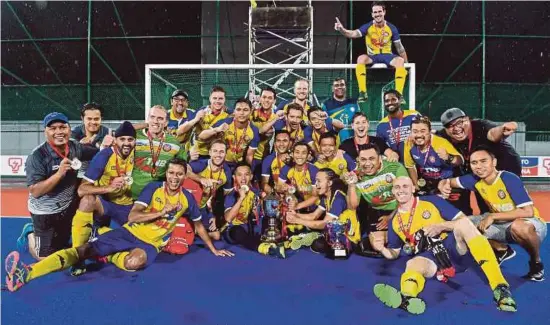  ?? PIC BY LUQMAN HAKIM ZUBIR ?? UniKL players celebrate winning the TNB Cup after beating KLHC at the National Hockey Stadium in Bukit Jalil on Saturday.